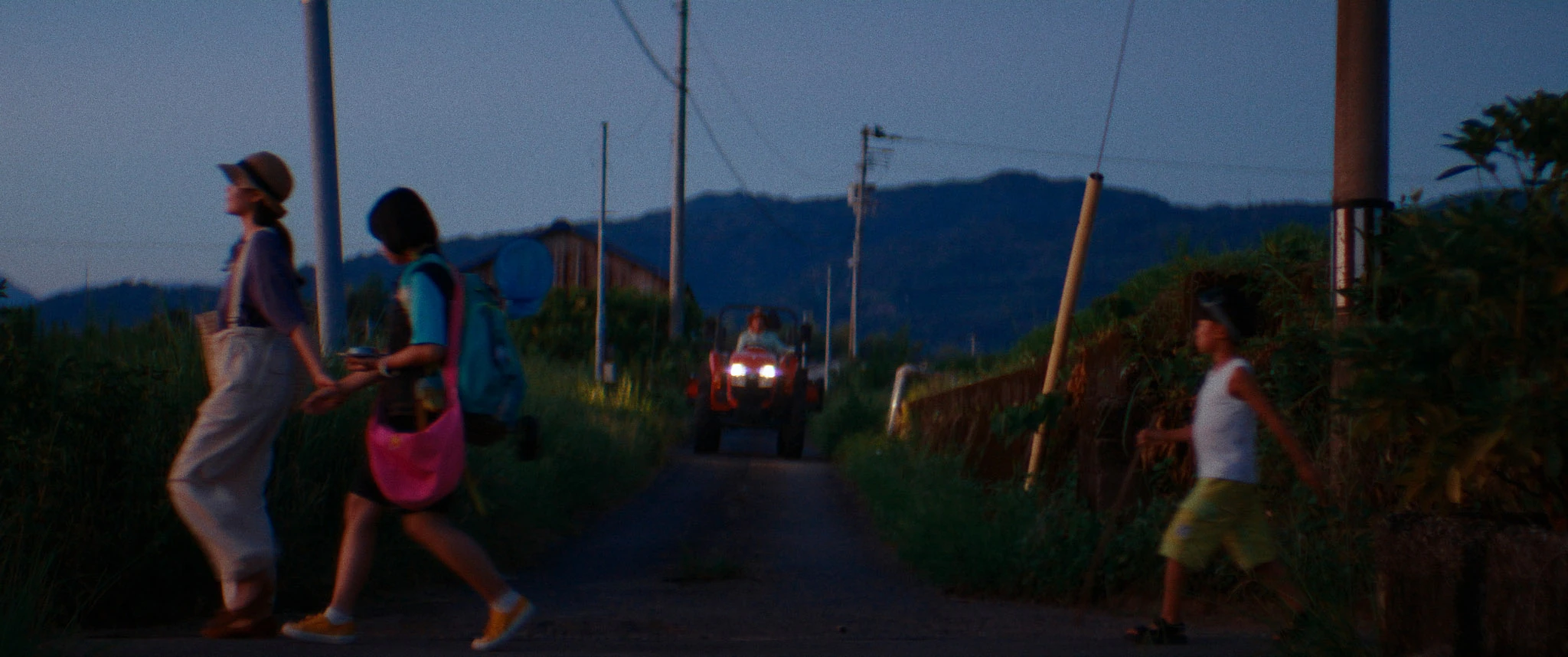 夕暮れの道を歩く人々